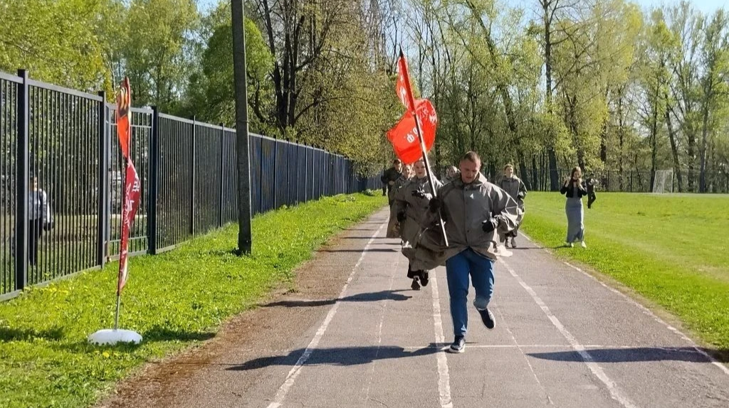 В Брянске участники патриотической эстафеты пробежались с копией знамени Победы