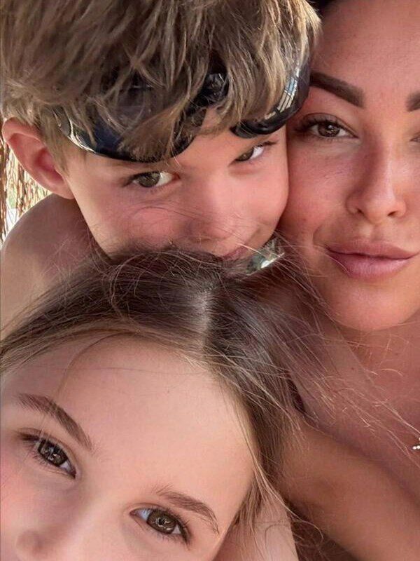 Ирина Дубцова с детьми возлюбленного в Турции