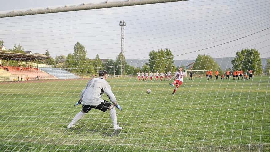 В Сатке первая игра местных команд на кубке области по футболу завершалась серией пенальти