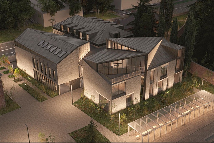 Первые два блока, которые выходят на Подлужную, в чем-то повторяют скромный образ соседних исторических зданий. А вот третий блок — тот, что ближе к набережной, — получился современным: с широкими окнами, богатым на ломаные линии рисунком крыши