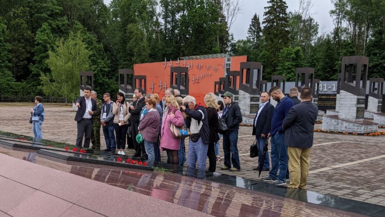 Деревня хацунь до границы с украиной. Хацунь мемориальный комплекс. Хацунь Брянская область. Хацунь музей. Хацунь стена памяти.