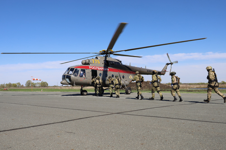 В Татарстане бойцы спецподразделений территориального Управления Росгвардии отработали десантирование с вертолёта