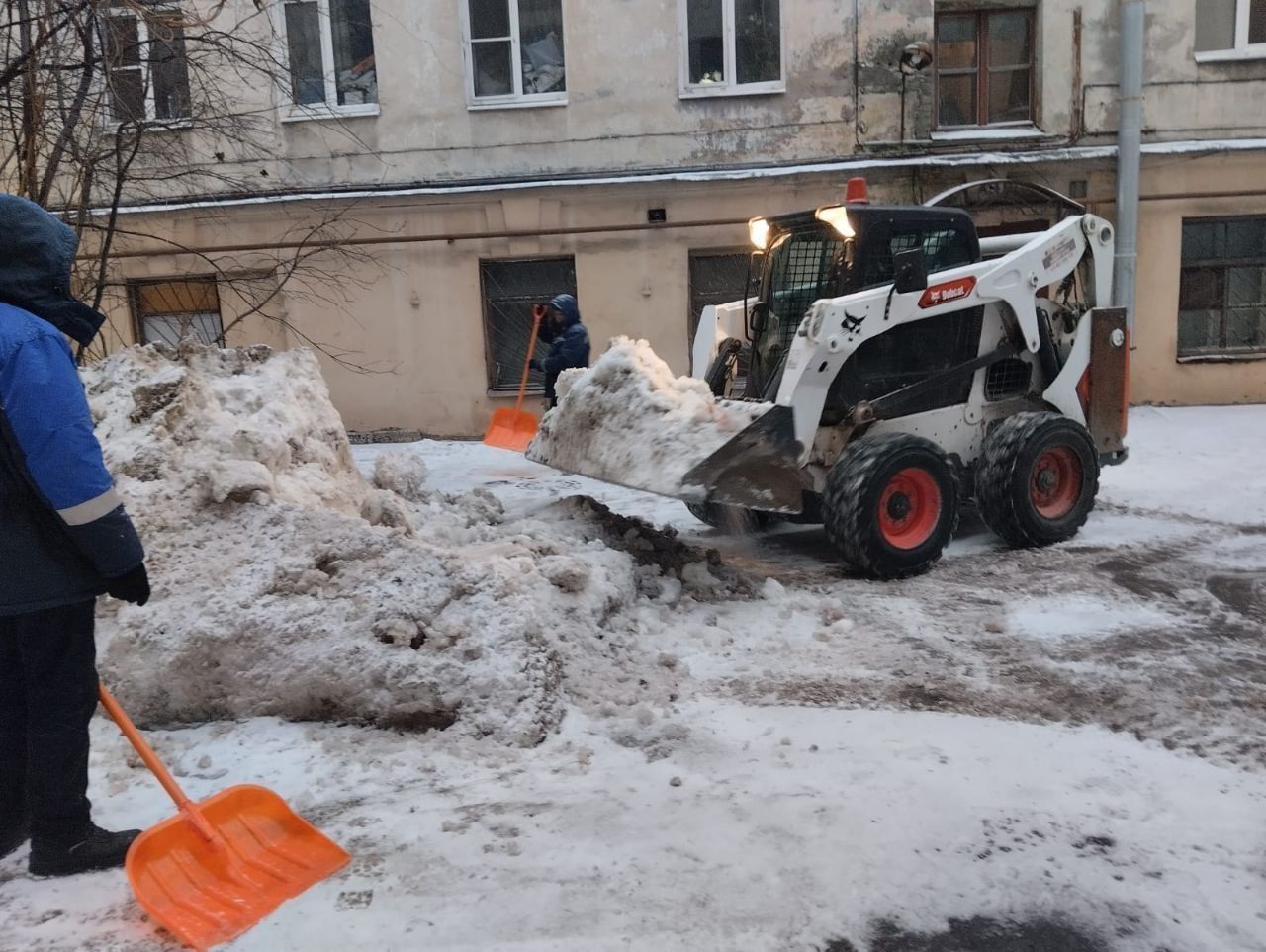 23 декабря рабочий. Дворник. Машина которая убирает снег. Снег на тротуаре. Советские снегоуборочные машины.
