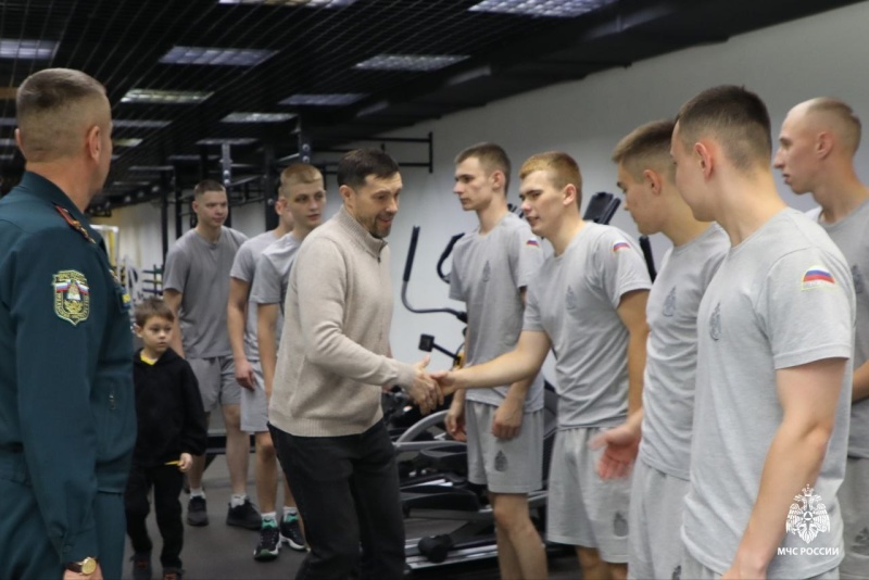 Хоккейная команда Уральского института ГПС МЧС России встретилась с олимпийским чемпионом