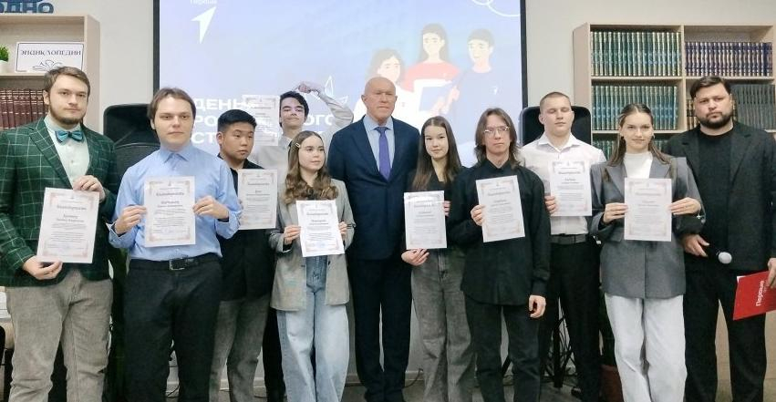 Спикер Камышинской городской думы Владимир Пономарев сфотографировался в гуще студентов