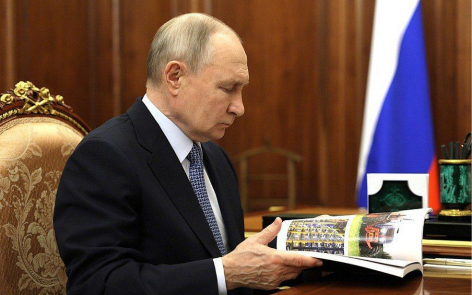 Президент знакомится с Атласом, подготовленным АСИ