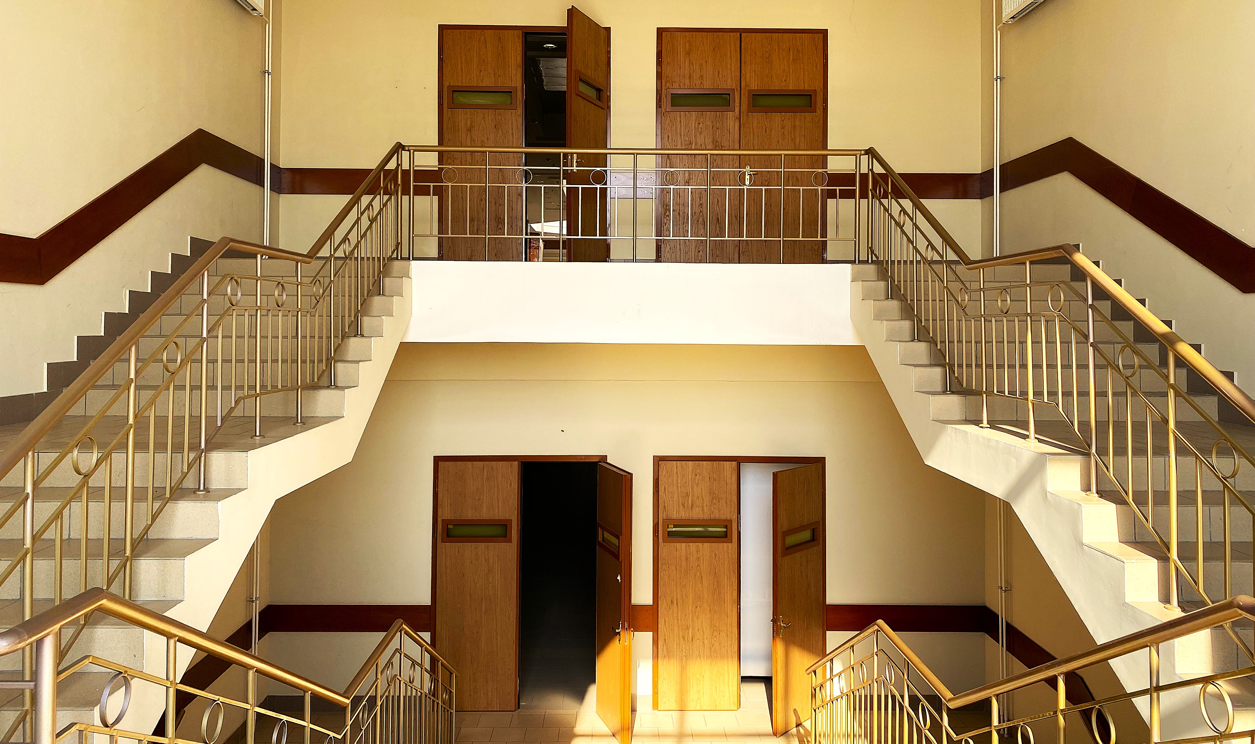 Внутренний вид помещения. Молодежь и родители на собеседовании