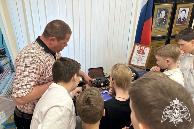 В кировском отделе вневедомственной охраны прошел день открытых дверей, посвященный 10-летию Росгвардии