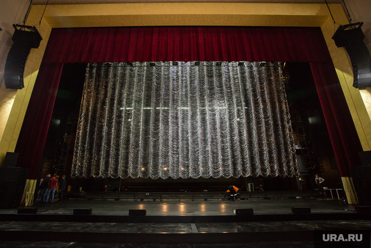 Экскурсия координационного совета представителей Думы городов ХМАО и Думы ХМАО по социальным и промышленным объектам. Сургут, сцена, дк нефтяник, занавес