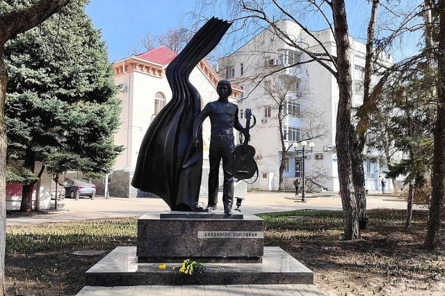 Памятник Владимиру Высоцкому на ул. Пушкинской в Ростове