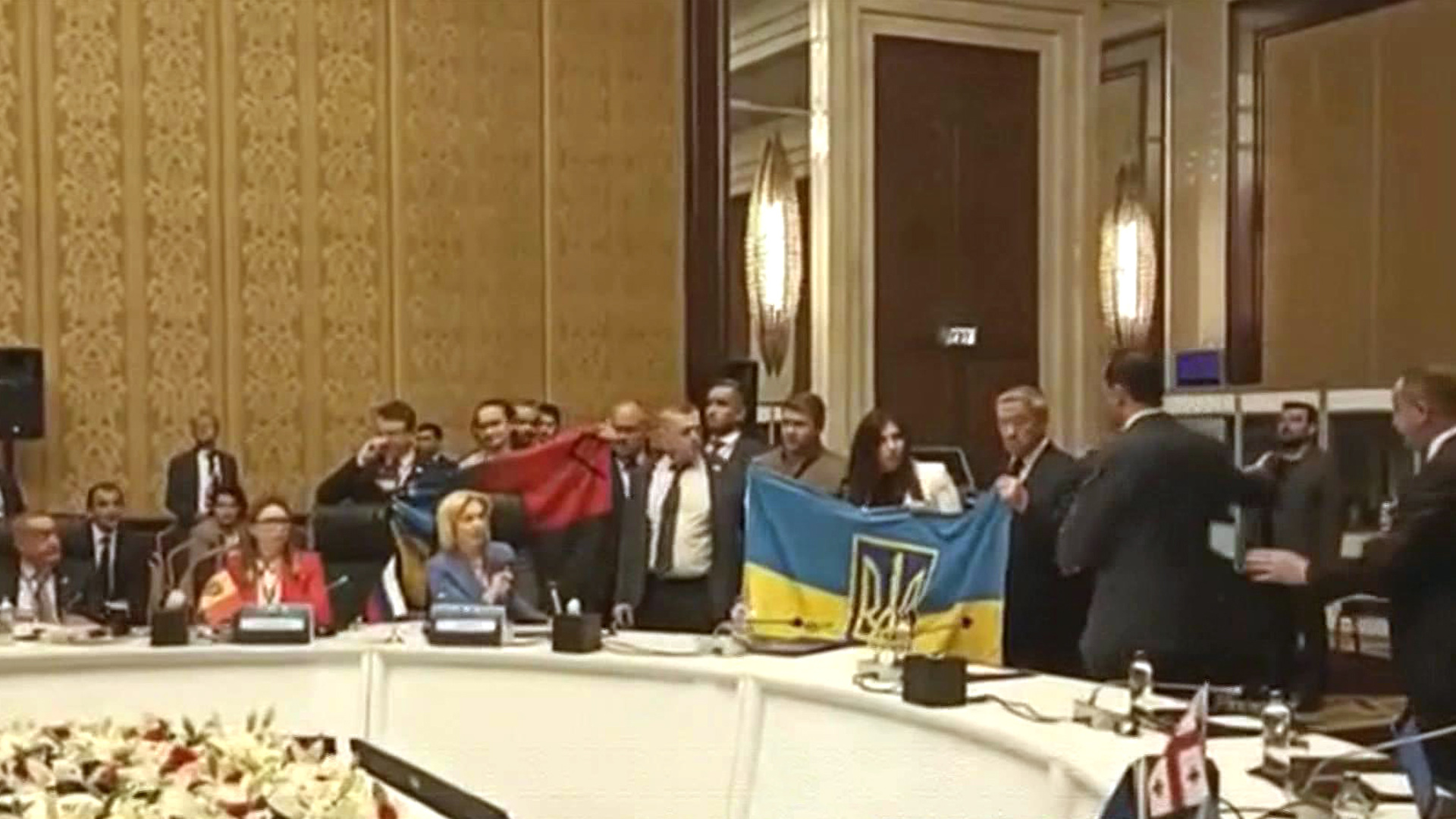 Украинская делегация в ПАЧЭС напала на делегата РФ, он в больнице