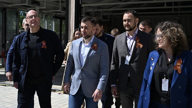 Дмитрий Чернышенко вместе с главой ДНР Денисом Пушилиным посетили гостиницу «Чайка» в Мариуполе