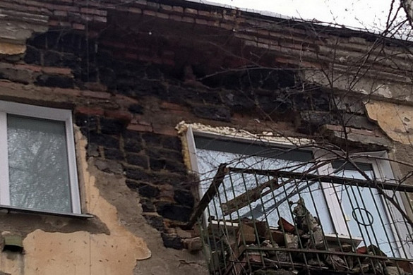  В Фурманове управляющая компания не ремонтирует фасад дома, обломки которого пробили голову ребенку 