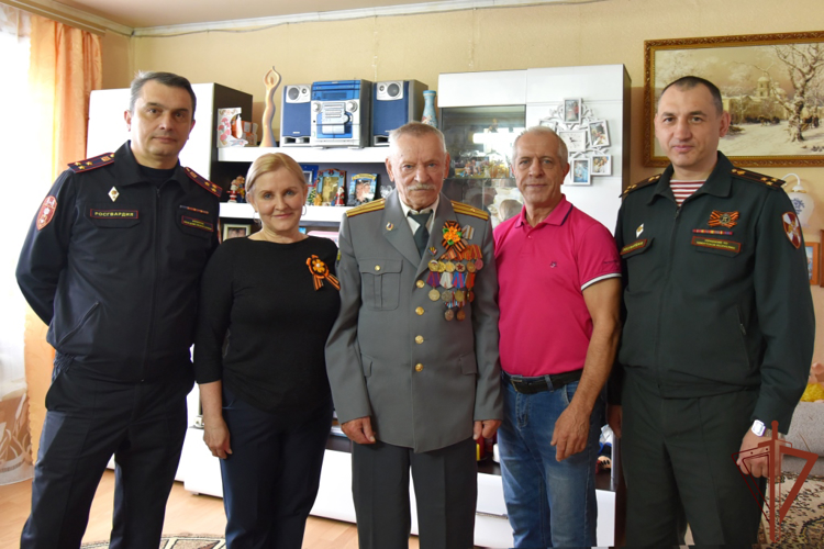 Росгвардейцы поздравили ветерана Великой Отечественной войны с Днём Победы