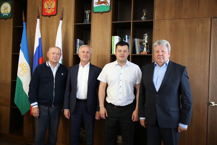 Слева направо: экс-мэры Уфы Рауф Нугуманов, Сергей Греков, нынешний глава города Ратмир Мавлиев и еще один предшественник Фидус Ямалтдинов