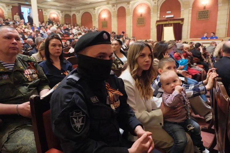 Губернатор Пермского края наградил сотрудников «ОМОН» Парма Управления Росгвардии по Пермскому краю за вклад в патриотическое воспитание молодежи
