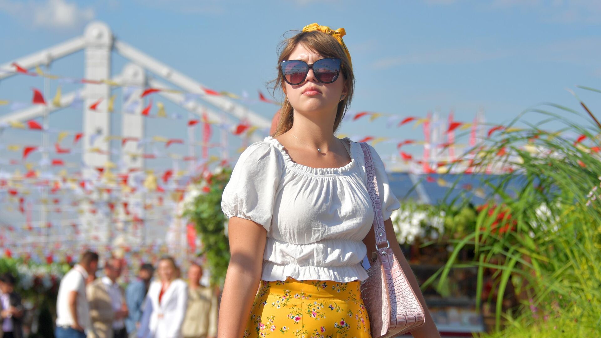 Информационные агентства. День рыбака владивосток. Риа лета. Жара в москве 2021. Любовь на полную катушку.