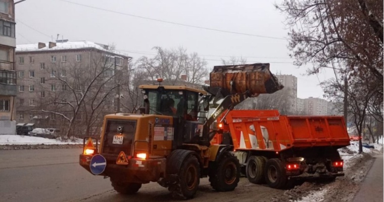 Рекордное количество снега вывезли дорожники из Ижевска за декабрь 2024 года