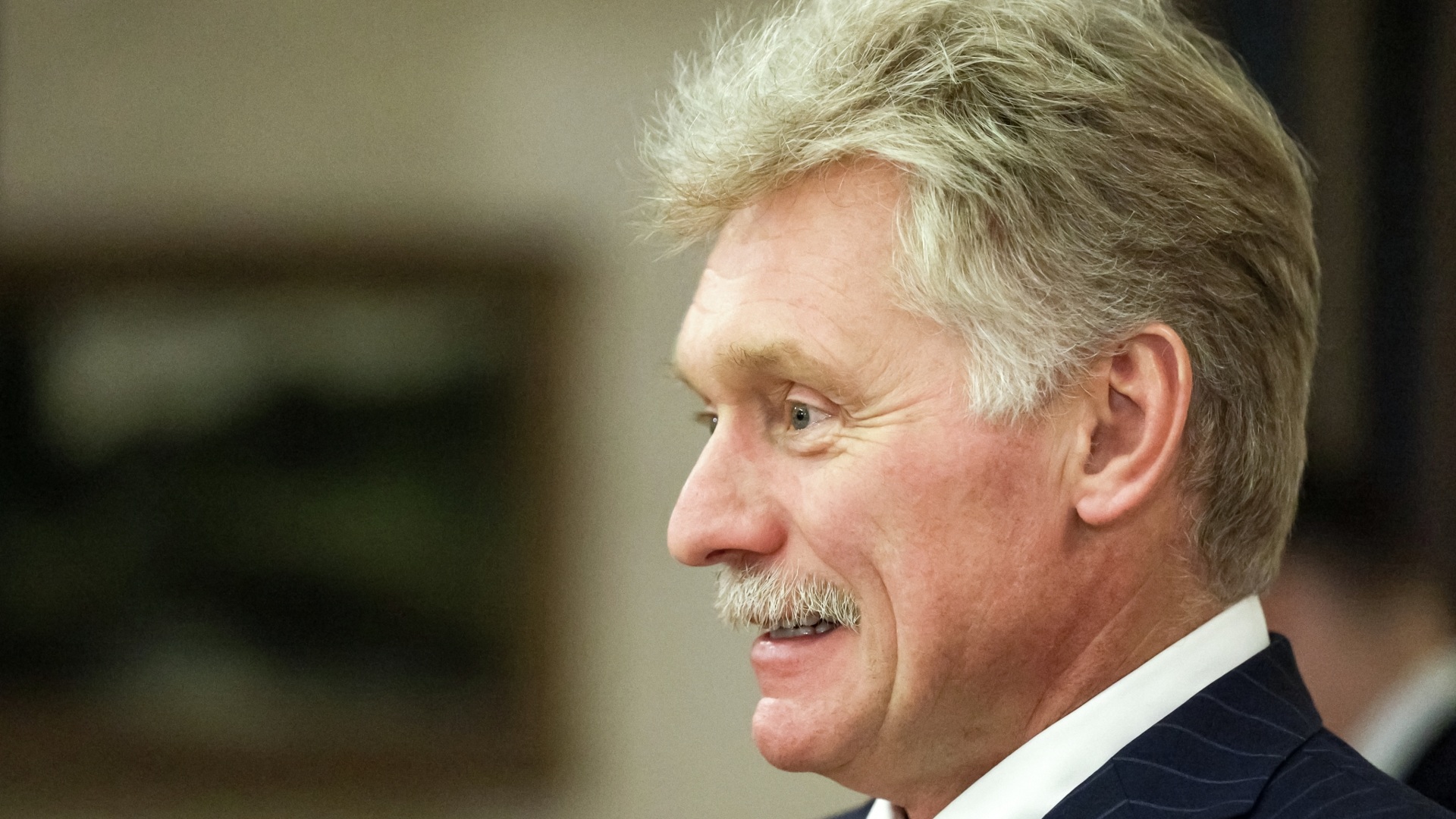 Песков назвал тревожной информацию СВР о готовящемся вводе французских войск