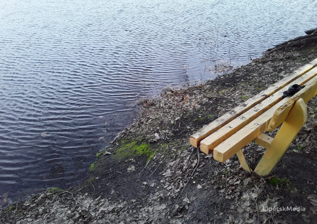 Скульптура голова в реке нервьон в бильбао. Две девочки утонувшие в речке. На речке. Тонущая голова девушки в испании. Река без головы.