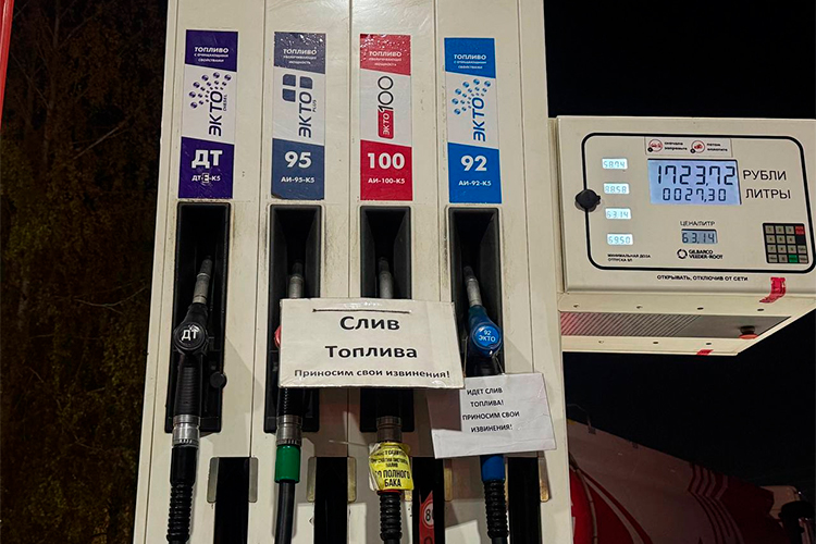 На станции «Лукойла» в Нижнекамске несколько заправок в понедельник вечером временно не принимали клиентов, потому что либо бензина не было, либо бензовозы совсем недавно привезли его