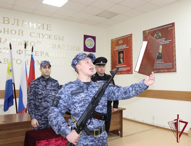 В преддверии Дня Конституции Российской Федерации чукотские росгвардейцы принесли присягу на верность Отечеству 