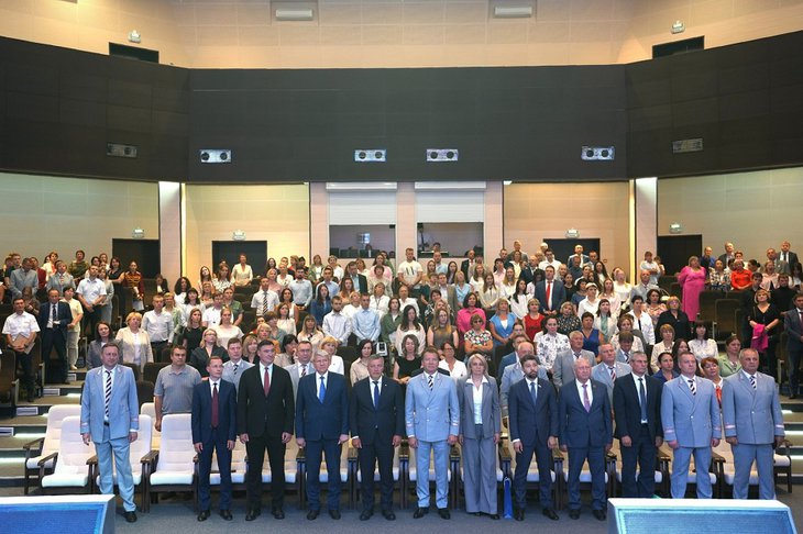 Работники железнодорожной отрасли с губернатором Игорем Кобзевым. Фото пресс-службы правительства Иркутской области