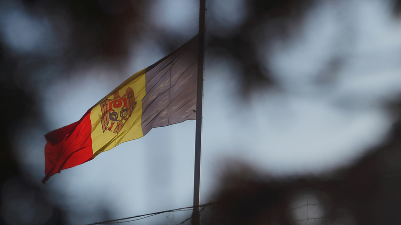 Активисты восстановили панно в честь маршала Малиновского в молдавских Бельцах