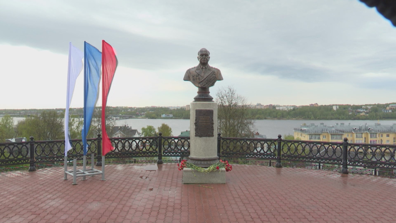 В Костроме на Аллее героев прошла торжественная церемония возложения цветов