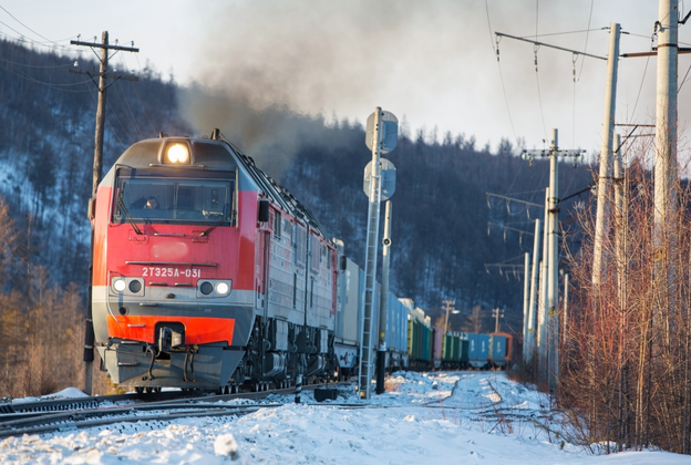 Локомотив Витязь едет по железной дороге Малого БАМа в Амурской области