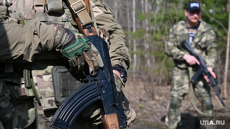 Военно-тактическая подготовка гражданского населения на полигоне. Пермь, тренировка, автомат калашникова, противостояние, лес, оружие, вооружение, война, подготовка, ак, конфликт, вооруженные силы, тайга, зеленка, вооруженные люди, вооруженный человек, весна, солдат, мобилизация, сво, военный, ак 74