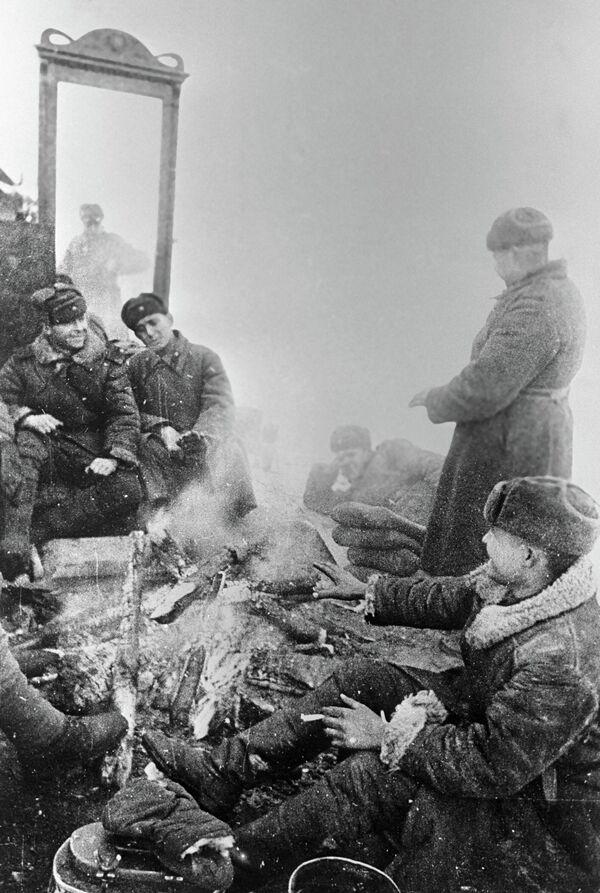 От разрушенной деревни осталась единственная целая вещь - трюмо. - Sputnik Абхазия