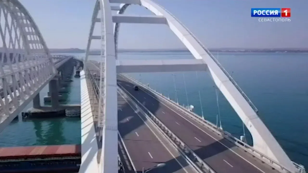 Крымский мост перекрыт, в республике ракетная опасность></div><div class=