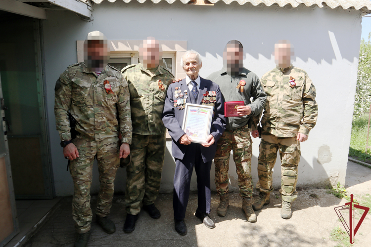 Росгвардейцы, выполняющие боевые задачи в зоне проведения специальной военной операции, поздравили ветеранов Великой Отечественной войны (видео)