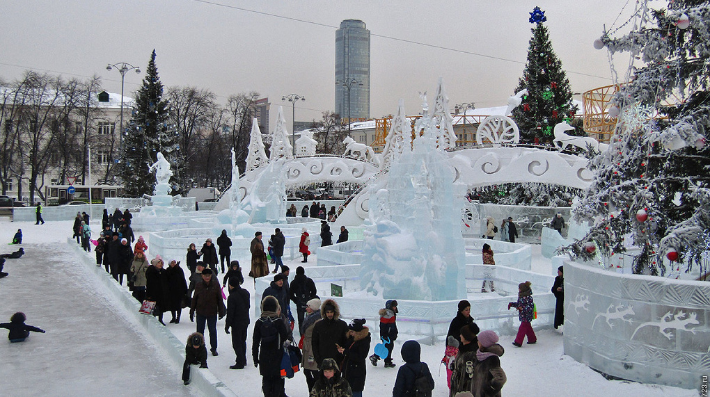 На Плотинке открыли новогодний ледовый городок. Посмотрите, как он менялся последние 10 лет
