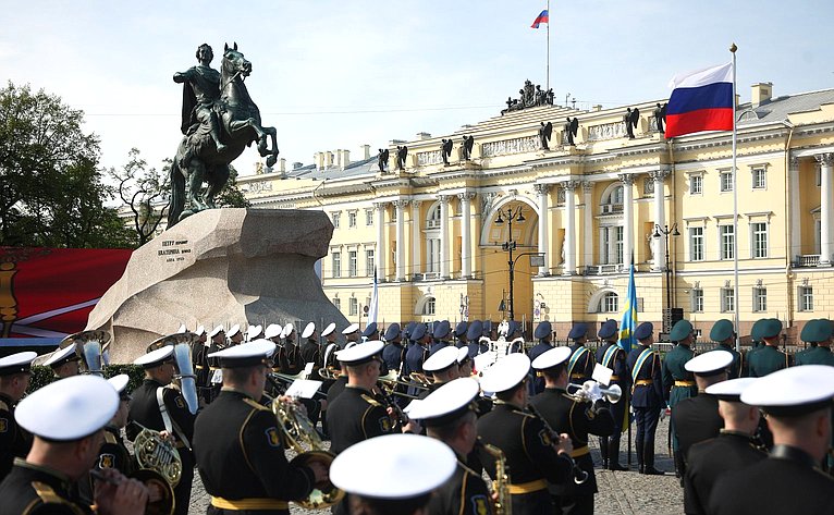 Возложение цветов к памятнику Петру I на Сенатской площади