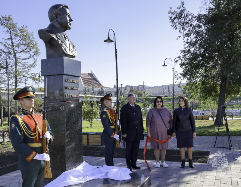 В Омске открыли памятник Герою Советского Союза