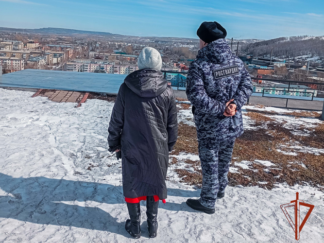 Кузбасские росгвардейцы подготовили трогательный подарок для матери погибшего омоновца 