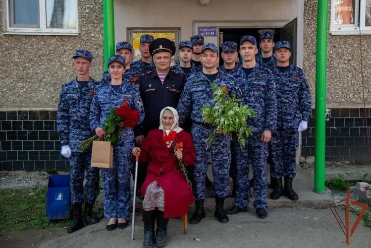 Акцию «Парад у дома ветерана» провели росгвардейцы в Свердловской области