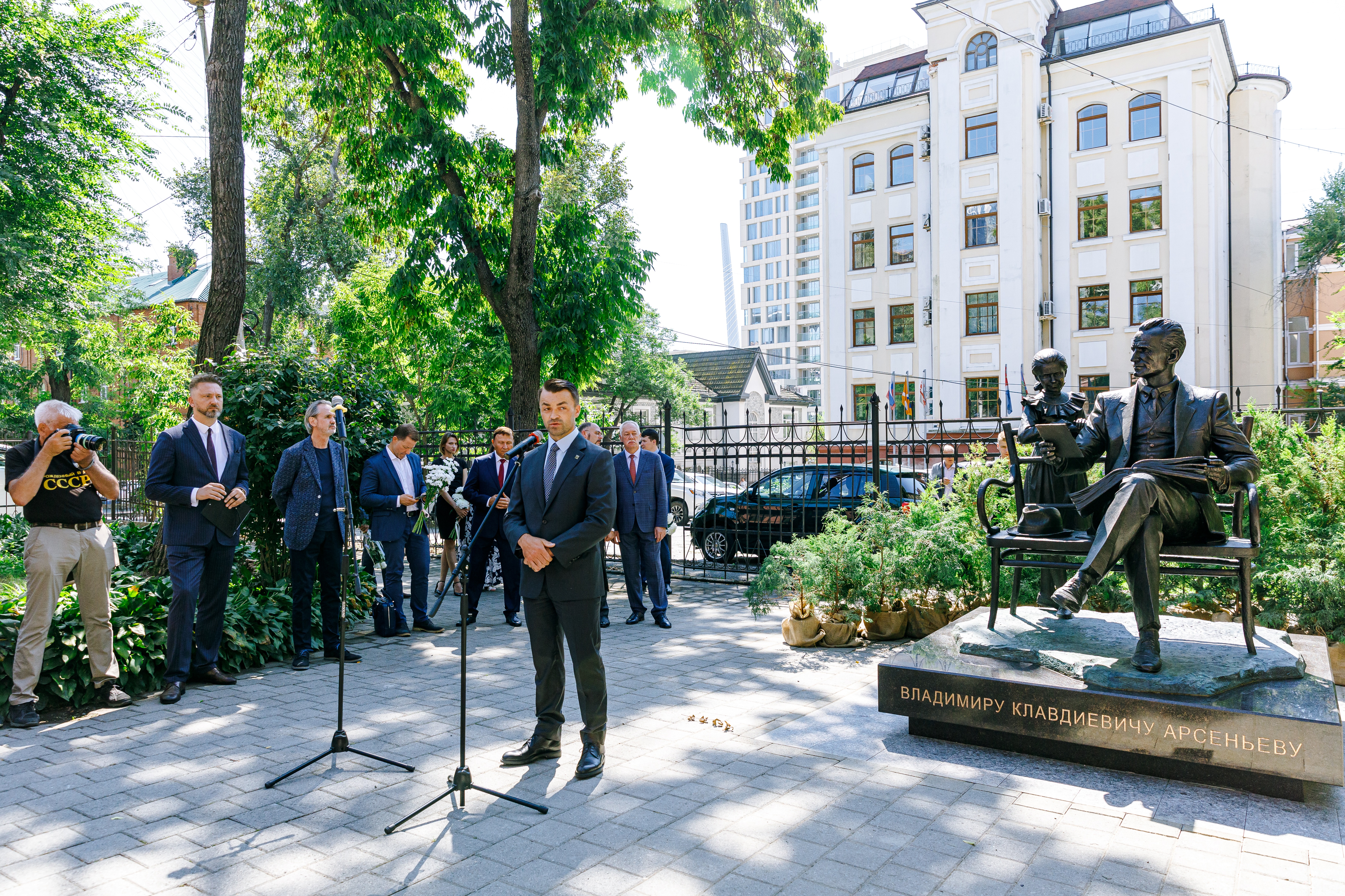 Владивосток арсеньев. Памятник Арсеньева. Памятник Пушкину во Владивостоке. Адмиральский сквер Владивосток. Сквер музея Арсеньева Владивосток.