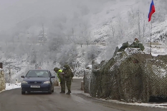 Российские миротворцы обеспечивают безопасность движения автотранспорта и перемещения граждан по Лачинскому коридору