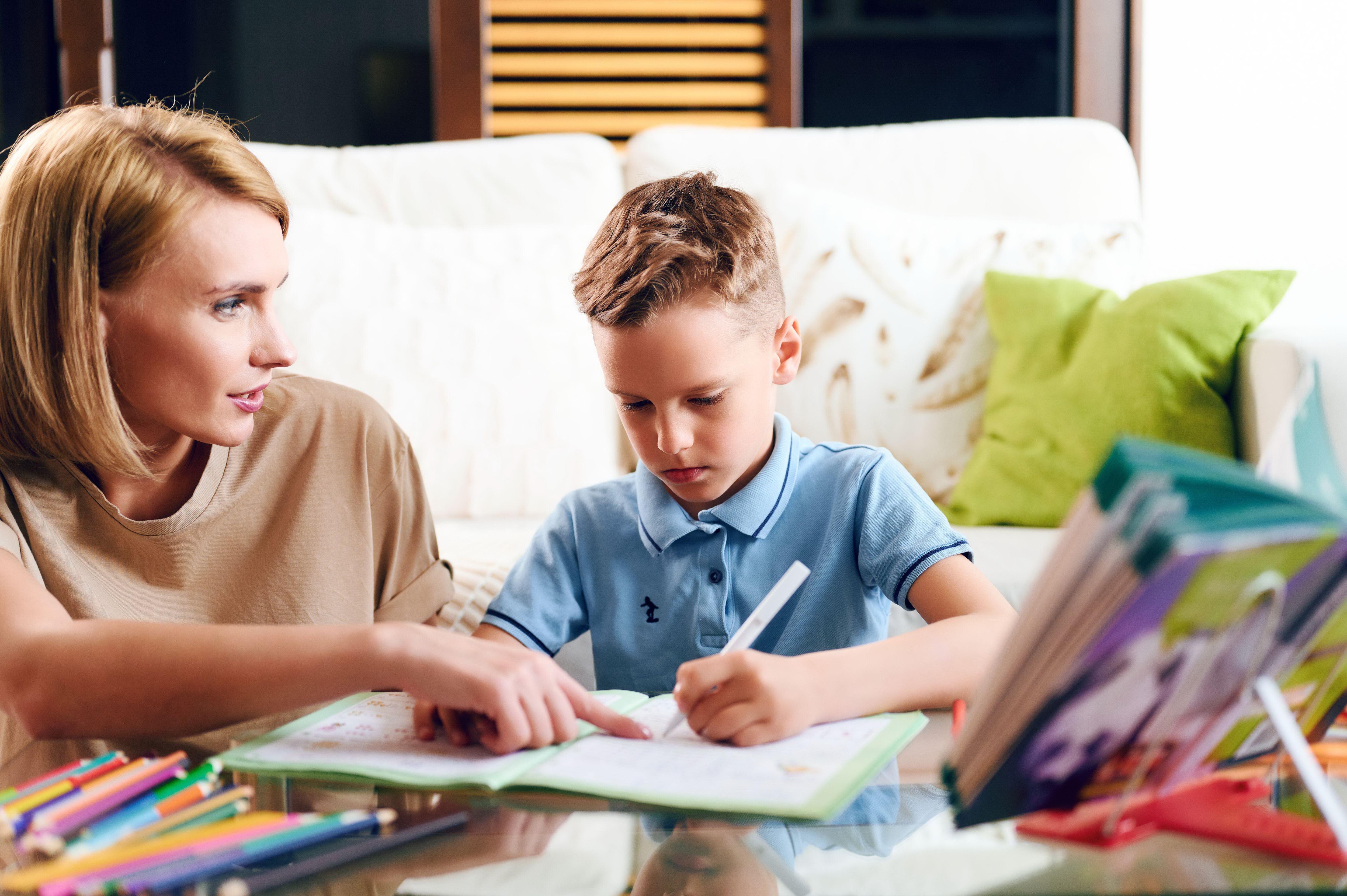 Parents can teach their children. Рисунок дети школьники родители. Учиться у лучших. Родители заставляют учиться. Молодые учительницы в школах.