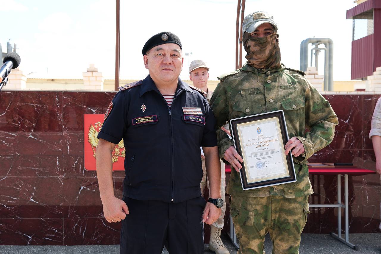 В Астрахани отличившимся на спецоперации росгвардейцам вручили награды, фото 4