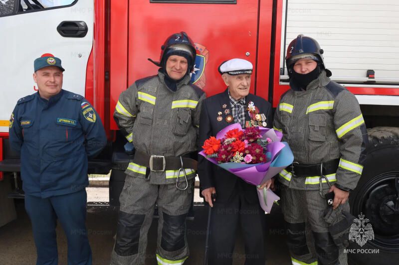 Сотрудники МЧС Забайкалья поздравили с Днём Победы столетнего ветерана Великой Отечественной войны