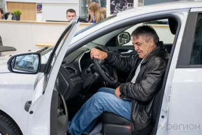 Фото 7. Пострадавшие на производстве орловцы получили ключи от новых автомобилей