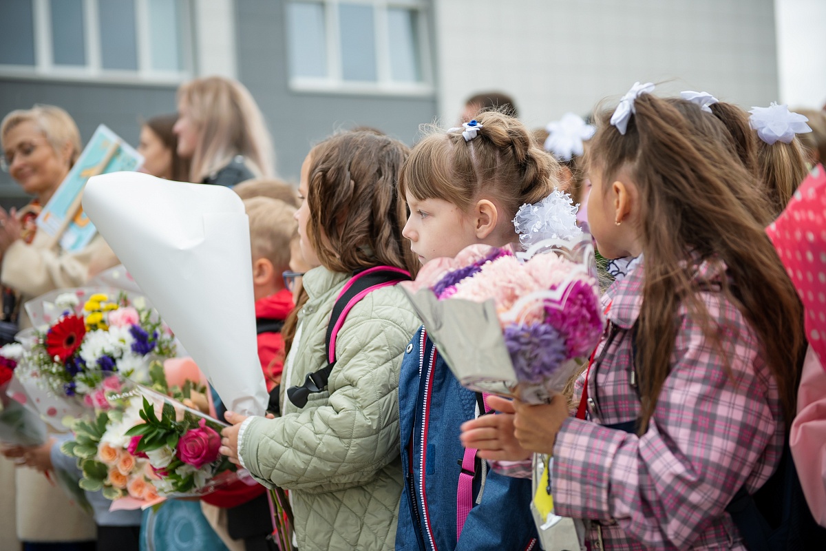 Новая школа в радужном тверь. 74 Школа Киров Радужный новая. Школа в Радужном Киров. Радужная школа в России. Открытие новой школы в Радужном.