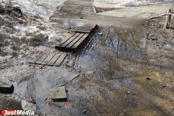 «Пехотинское море» и озера во дворах. Екатеринбург затопило огромными лужами - Фото 6