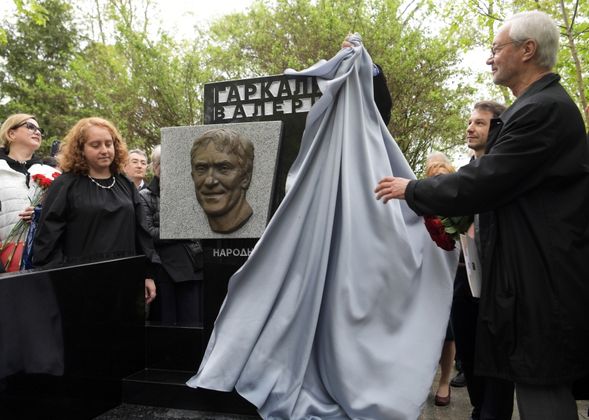 Церемония открытия памятника народному артисту России Валерию Гаркалину на Миусском кладбище