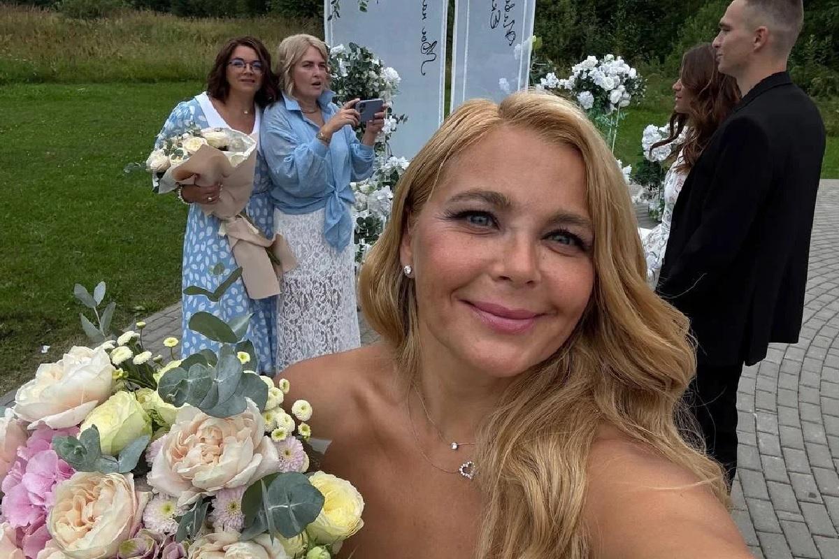 «Третий день гуляем»: Ирина Пегова показала фото с тайной свадьбы