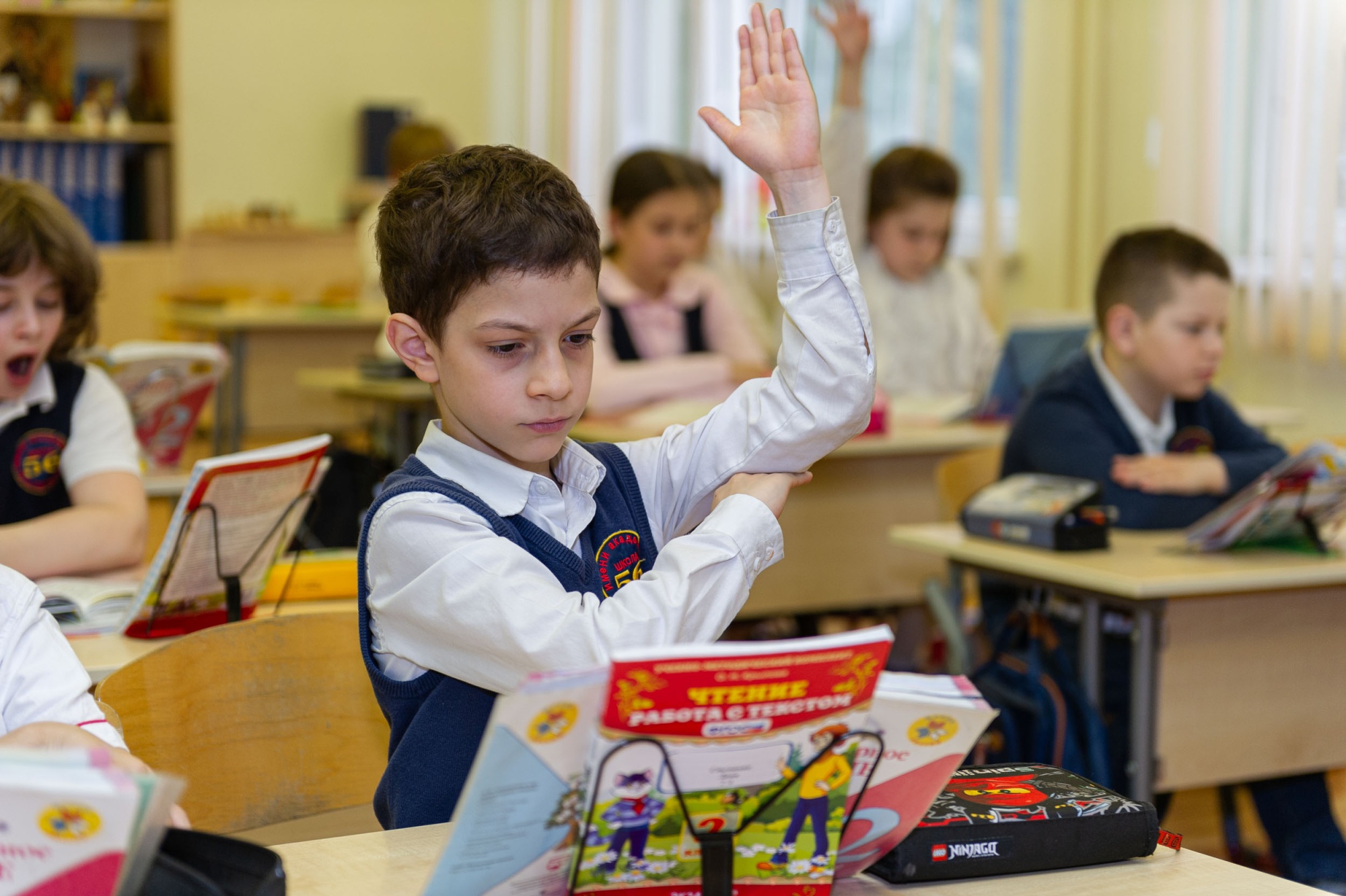 Первый класс. Школа ремонта. Кравцов ремонт школ. Акция голубь мира 2022 в школе.